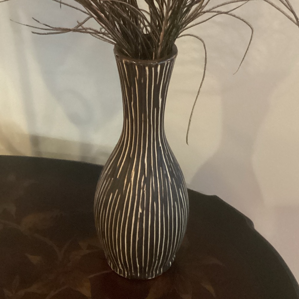 Vase with Peacock Feather Arrangement - Picture 2 of 3
